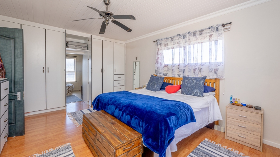 9 Bedroom Property for Sale in Struisbaai Western Cape